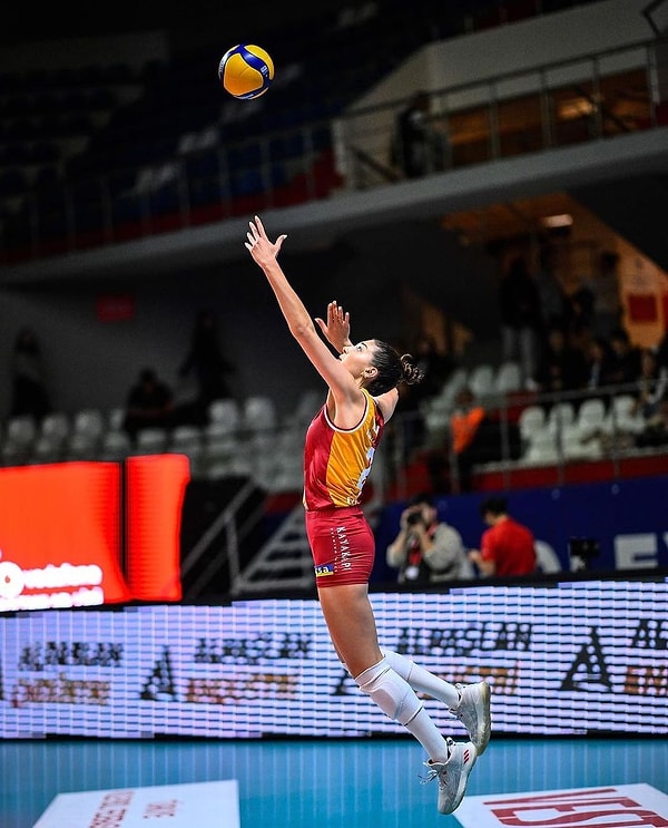 Galatasaray Kadın Voleybol Takımı'nın en önemli oyuncularının biri olan İlkin Aydın'ın önümüzdeki sene ligin güçlü ekiplerinden Vakıfbank'ta forma giyeceği iddia edilmişti.