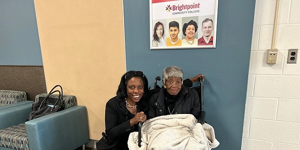 Simpkins, torunu Halimah Shepherd-Crawford ile Brightpoint Community College'da birlikte okuyor. Simpkins, 96 yaşında yaşında okula dönmek için Brooklyn New York'tan Virginia'ya taşınıp okula dönmüş.