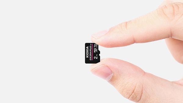 100MB/s okuma ve 90MB/s yazma hızı ile çalışan yeni microSD kart, ayrıca IPX7 sertifikası ile suya, darbelere, düşmelere ve sıcaklık dalgalanmalarına karşı da dayanıklı olduğunu kanıtlıyor.