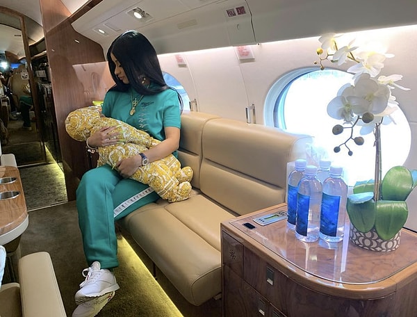 Şaşaalı hayatından kızları da nasibini alıyor tabii. Cardi B, iki yaşındaki kızına 3 bin dolarlık bir oyuncak araba da almıştı hatırlarsanız.