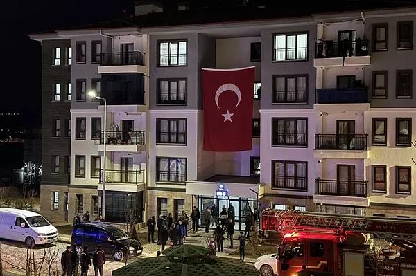 Şehit Kemal Aslan'ın evinin bulunduğu apartmana Türk bayrağı asıldı. Şehit olan genç mehmetçiğin cenazesi de memleketi Elazığ'da toprağa verilecek.