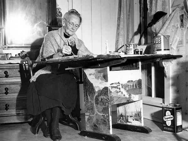 16. Daha çok Grandma Moses olarak bilinen Anna Mary Robertson Moses, 78 yaşında başarılı sanat kariyerine başlamıştı. Daha öncesindeyse bir ev işleri yardımcısı ve çiftlik işçisi olarak çalışmıştı.