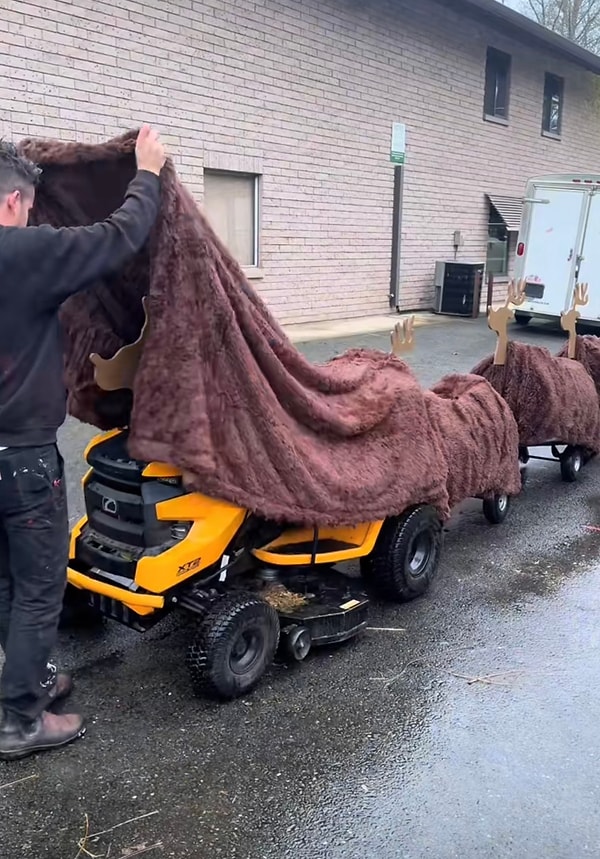 Önce geyikler için kesimleri halleden adam ardından ise geyikleri peluşlarla kapladı.