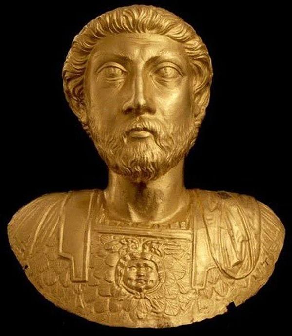 7. Roma imparatoru Marcus Aurelius'un tek parça altından yapılmış altın büstü. (M.S 2. Yüzyıl)
