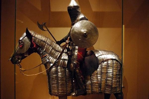 8. Savaşçı ve atı için yapılmış altın ve gümüşten İran zırhları. (1378-1503)