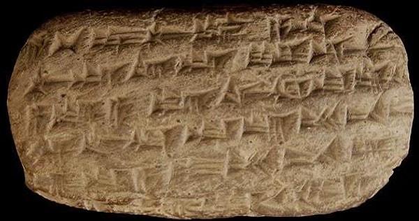 14. Asur prensesi Saritrah'ın ödevini yapmayan yengesi Libbāli-šarrat'ı azarladığı çivi yazılı mektup tableti. (M.Ö 670)