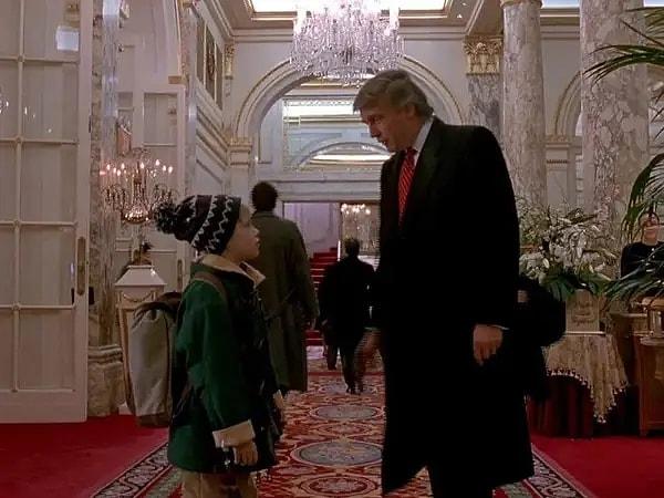 Filmde küçük Kevin'ın yol sorduğu adam Donald Trump'ın ta kendisi. Filme dahil olma hikayesi ise epey ilginç...