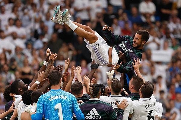 13. Real Madrid'e gittikten sonra hızla gözden düşen Eden Hazard, sınırlarını pek zorlamadan 32 yaşında yeşil sahalardaki kariyerine nokta koyduğunu açıkladı.