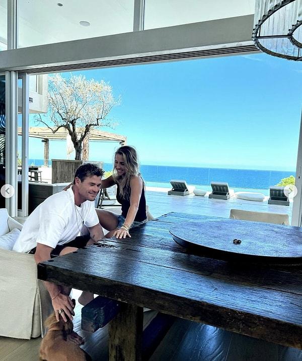 Fotoğraflarda arkadaşı Lee Brennan ve eşi Elsa Pataky ile poz veren Chris Hemsworth'ün evindeki el yapımı yemek masası, ayna ve kapı çerçevelerini gösterdiği görülüyor.