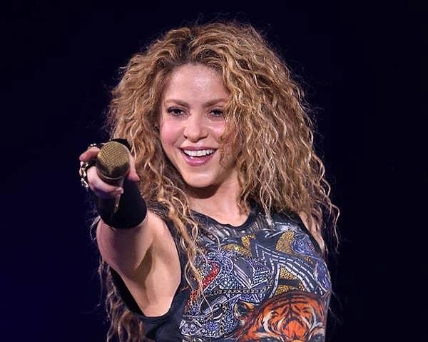 6. Shakira, ilkokul yıllarında sesi nedeniyle sürekli alay konusu olmuştu.