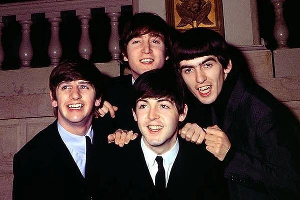 9. The Beatles, 1962'nin Yılbaşı Günü'nde Decca Records A&R yöneticisi Dick Rowe için seçmelere katıldı. Ancak Dick etkilenmedi ve gruba "gitar gruplarının modası geçiyor" dedi. Seçmelerin ardından, "şov dünyasında gelecekleri olmadığı"nı da söyledi.