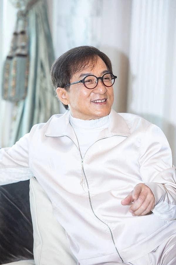 10. Jackie Chan, çocukken doğum ebeveynleri tarafından terk edildi, ancak 2003 yapımı "Traces of the Dragon: Jackie Chan and His Lost Family" belgeseli için yaptığı araştırmalar sırasında annesinin efsanevi bir Şangay kumarbazı ve babasının bir çete lideri ve milliyetçi casus olduğunu öğrendi.