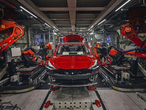 Reuters tarafından yayınlanan rapora göre Tesla'nın Cybertruck üretimindeki yavaşlamanın ana nedeni yeni 4680 batarya hücrelerinde kullanılan kuru kaplama teknolojisi.