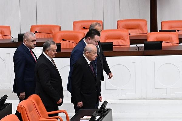 MHP lideri Bahçeli, bütçe görüşmelerinde son konuşmaların yapıldığı sırada söz hakkı DEM Parti'ye gelince Meclis'i terk etti.