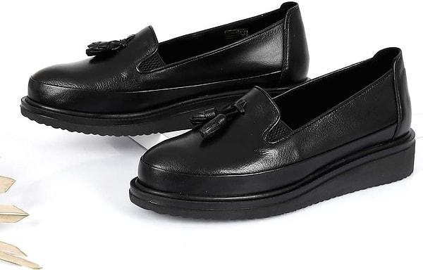 7. Dolgu tabanlı siyah ayakkabı modayı takip edenlerin tercihi.