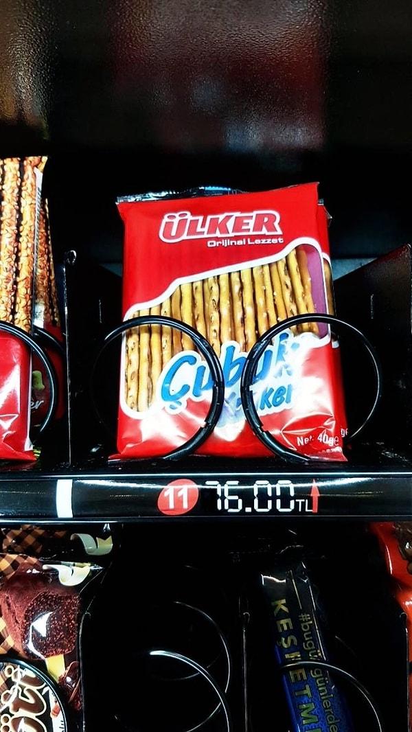 Bir kullanıcı, Sabiha Gökçen Havaalanı’ndaki otomatta yer alan çubuk krakerin etiketini paylaştı. Evet yanlış görmüyorsunuz tam 76 TL…