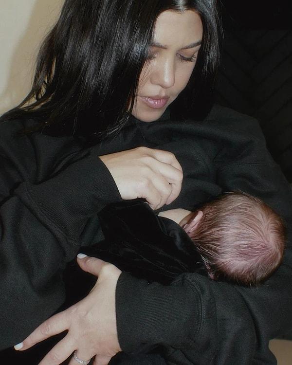 44 yaşındaki Kourtney Kardashian ise bebeğini emzirirken farklı açılardan karelere yer veriyor Instagram hesabında.