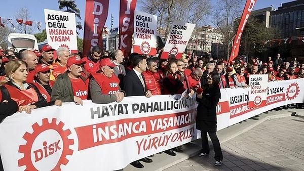 "Günlerdir gelirde adalet vergide adalet insanca yaşayacak bir ücret için alanlarda, meydanlarda, sokaklardayız'' diyen DİSK Genel Başkanı Çerkezoğlu, sözlerine şöyle devam etti: