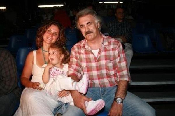 Son olarak Devlet Tiyatroları Genel Müdürü olan Karadağlı'nın şu an 17 yaşında olan kızı Zeyno'nun da son hali merak edildi. Bebeklik hallerini hatırladığımız Zeyno artık büyüdü.