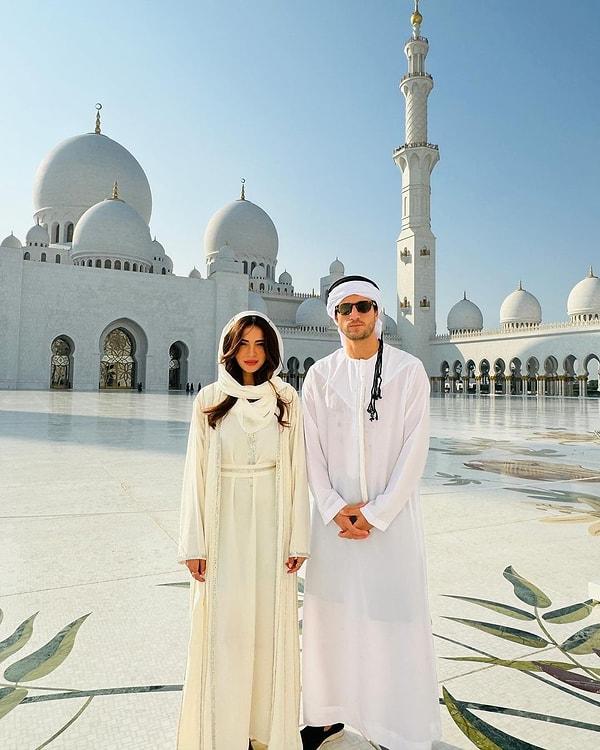 Son olarak birlikte Birleşik Arap Emirlikleri'ne tatile giden ikili, Şeyh Zayid Camii önünde poz verdi.