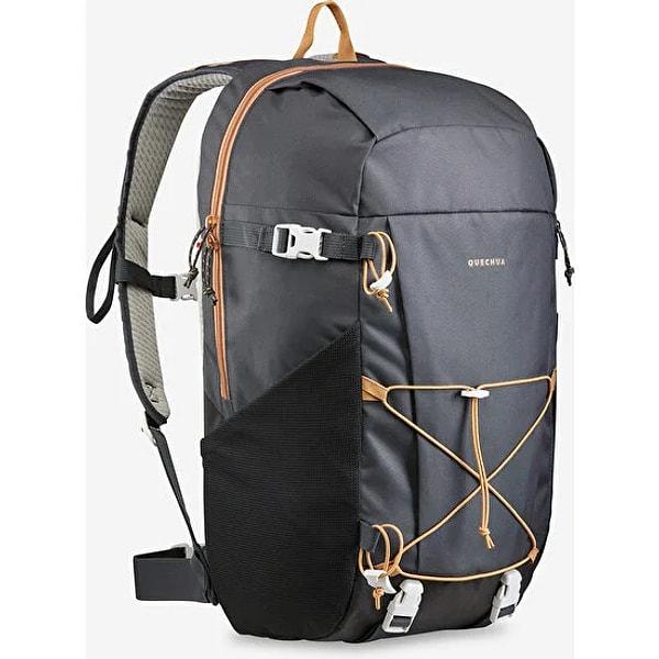 11. Yürüyüşler için çok kullanışlı olan Decathlon outdoor sırt çantası.