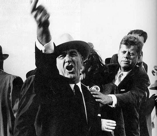 1. Siyasetçi Lyndon B Johnson, John F Kennedy'nin 1960 yılındaki başkanlık kampanyasında konuşabilmesi için yakındaki bir uçağın pilotlarına motorlarını kesmeleri için bağırıyorken Başkan Kennedy onu sakinleştirmeye çalıştığı görülüyor.