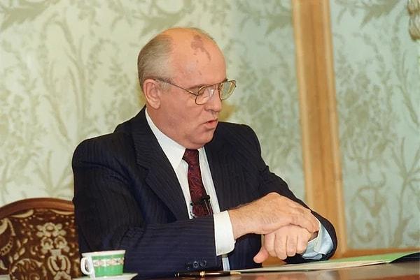 5. Mihail Gorbaçov, istifasını duyuracağı televizyon konuşmasından önce saatini kontrol ediyorken çekilmiş bir fotoğraf. Gorbaçov 25 Aralık 1991'de SSCB başkanlığından istifa ederken şöyle bir ifadede bulundu: 'Sovyet Sosyalist Cumhuriyetler Birliği Başkanlığı görevindeki faaliyetlerime son veriyorum.' (1991)