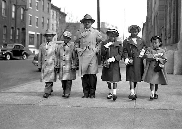 12. Şikago'da bir grup çocuk kiliseye giderken. (1940)