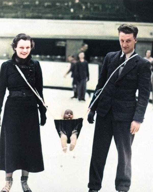 13. Bebeklerini buz patenine götüren ebeveyniler. (1930)