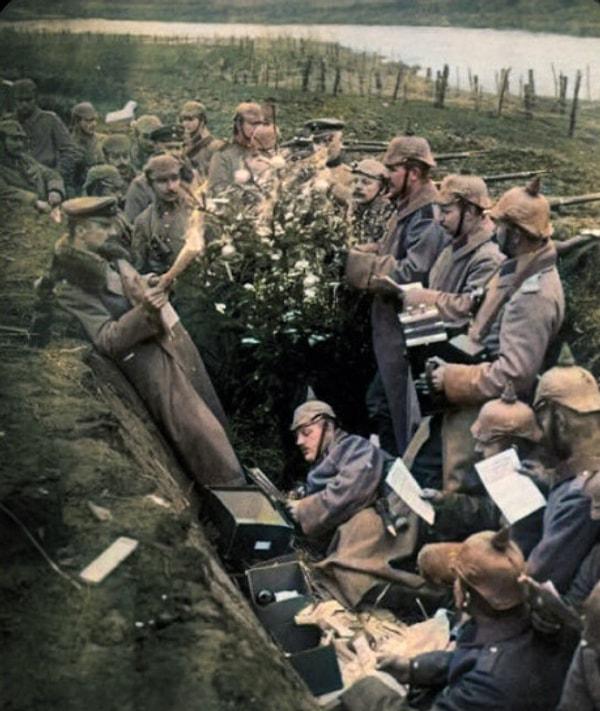 15. Birinci Dünya Savaşı sırasında Batı Cephesi'nde bir yerde Alman askerleri bir Noel ağacının etrafında toplanıp ilahiler söylüyorken. (1915)