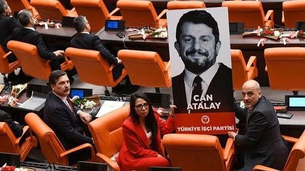 TİP Milletvekili Can Atalay, Anayasa Mahkemesi’nin hak ihlali kararı vermesine rağmen Yargıtay’ın kararı uygulamamasıyla cezaevinde kalmaya devam ediyor.