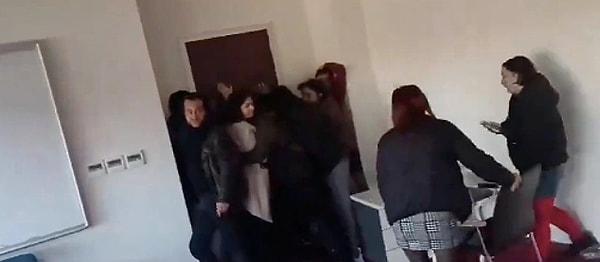 Adana’da bulunan Çukurova Üniversitesi’nde Kadın Çalışmaları Kulübü, genel kurul toplantısı yaptı. Toplantı sırasında bir grup, toplantının yapılmasına tepki göstererek odayı basmaya çalıştı