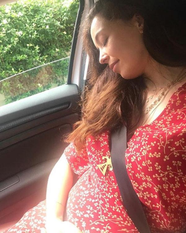 Doğumuna az bir zamanı kalan Azra Akın, Instagram hesabından karnı burnunda pozlar paylaştı.
