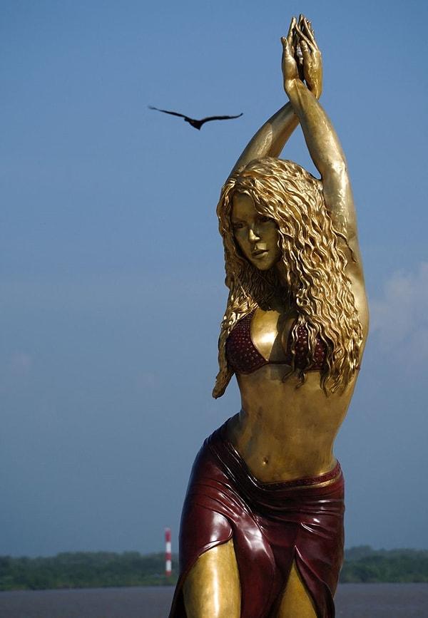 Dev heykeli beğenenler kadar beğenmeyenler de oldu. Sosyal medya kullanıcılarını ortadan ikiye bölen Shakira heykeli goygoycularımızın da diline düşmekten kurtulamadı.