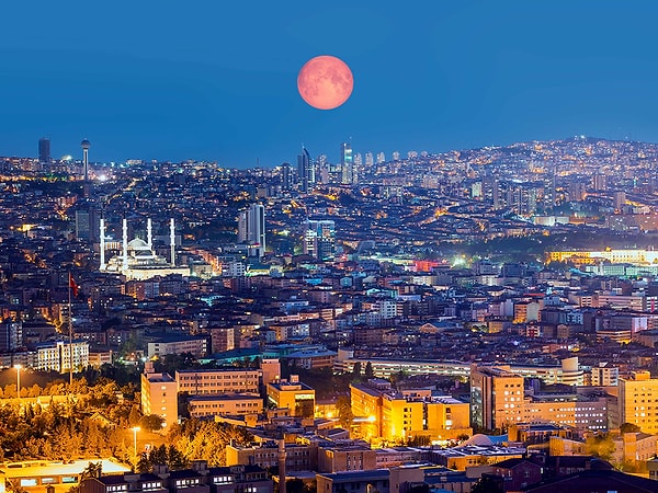 Fakat bu işin şakası tabii, Ankara'da sadece dağ ve taş yok! Öğrencisiyle, memuruyla, beyaz yakalısıyla 7'den 70'e herkesin sevdiği Ankara, aslında tartışma konularından bir tanesi. Bir kesim Ankara'ya bayılırken bir kesim de dudak büküyor.