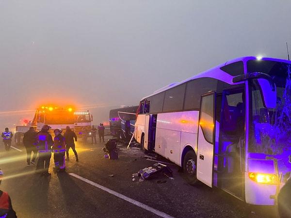 Edinilen bilgiye göre, otoyolun İstanbul yönü Dağdibi mevkisinde aralarında 3 otobüs ve 1 TIR'ın da bulunduğu 7 araç yoğun sis nedeniyle kaza yaptı. Kaza sonrası otoyolun İstanbul yönü ulaşıma kapatıldı.