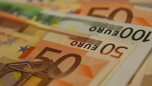 Euro da yükselişini sürdürerek, tarihi zirvesini 32,8020 TL'ye taşıdı.