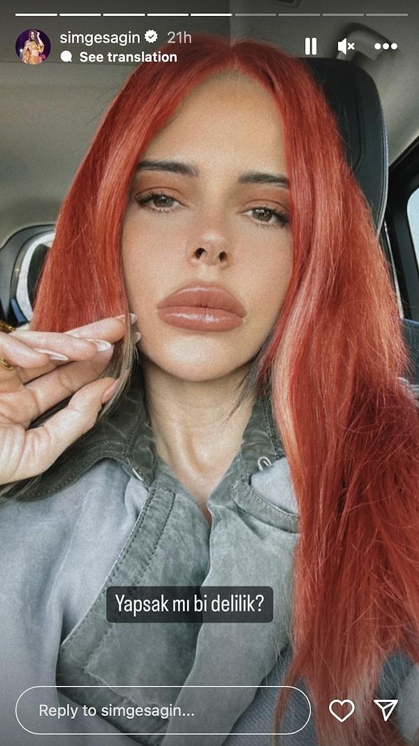 Saçlarını Instagram filtresiyle kızılla çeviren Simge paylaşımına bir de "Yapsak mı bi delilik?" notunu düştü. Birçok kişi bunun Erçel'e bir gönderme olduğunu düşündü.