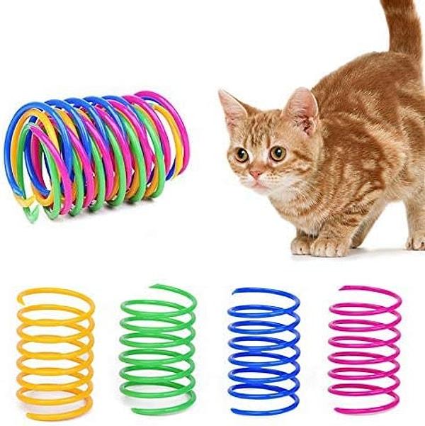 5. Basit şeylerden mutlu olan kediler için 48 adet renkli spiral oyuncak.