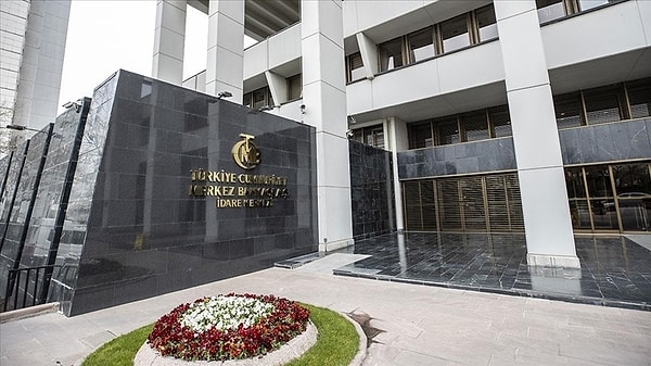 Türkiye Cumhuriyet Merkez Bankası (TCMB) Para Politikası Kurulu (PPK) toplantı özetinde, "Kurul, politika kararlarını parasal sıkılaştırmanın birikimli ve gecikmeli etkilerini de dikkate alarak, enflasyonun ana eğilimini geriletecek ve orta vadede yüzde 5 hedefine ulaştıracak parasal ve finansal koşulları sağlayacak şekilde belirlemeye devam edecektir." ifadesine yer verildi.