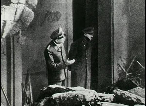 2. Hitler'in kendi hayatını almadan önceki son fotoğrafı.