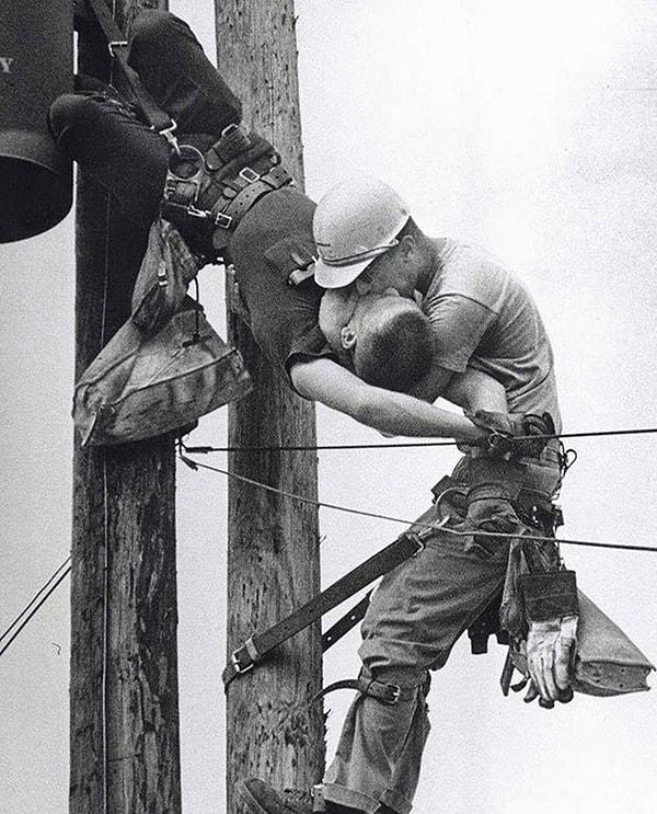 15. Elektrik çarptıktan sonra baygın yapan arkadaşına suni tenefüs yapan işçinin 'hayat öpücüğü' isimli fotoğrafı.