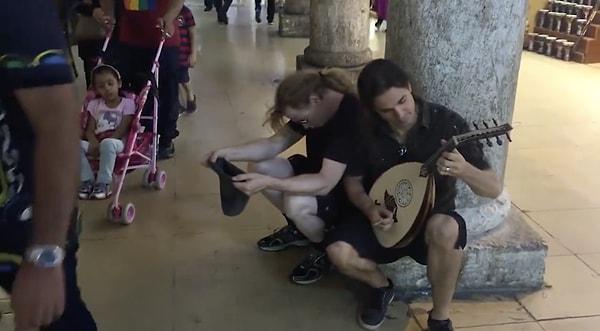 Megadeth üyelerinin İstanbul sokaklarında gezdiği, müzisyenlere eşlik ettiği anlar sosyal medyada yeniden gündem oldu.