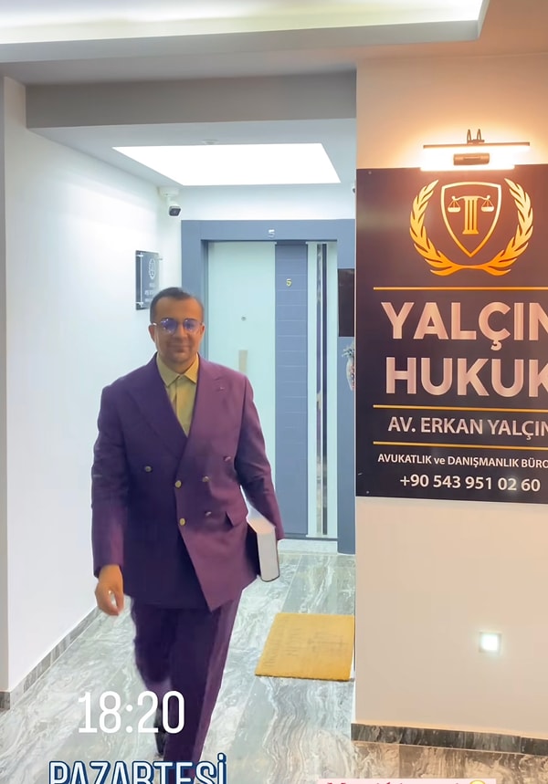 Bunların yanı sıra tarzıyla da ön plana çıkan Av. Erkan Yalçın’ın canlı renklerle yaptığı kombinleri de konuşuluyor.