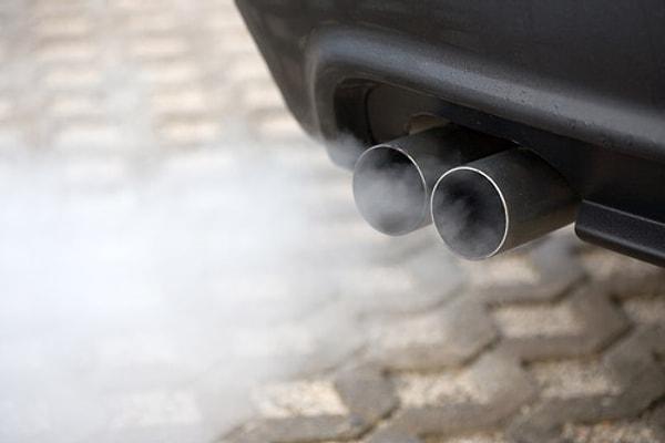 1 Ocak'tan itibaren egzoz gazı emisyon ölçümü yaptırmayan motorlu taşıt sahipleri 9 bin 943 lira, aynı aracın yönetmeliklerle belirlenen standartlara aykırı emisyona sebep olması durumunda ise 19 bin 897 lira ceza ödeyecek.