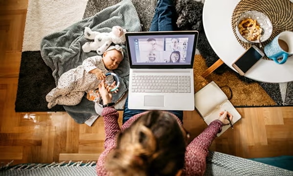 Evlilik ve romantik ilişkilerde genelde erkekleri ayaklarını uzatmış televizyon izlerken, kadınları ise bulaşık makinesini çalıştırırken bir yandan da çamaşır atarken görüyoruz.