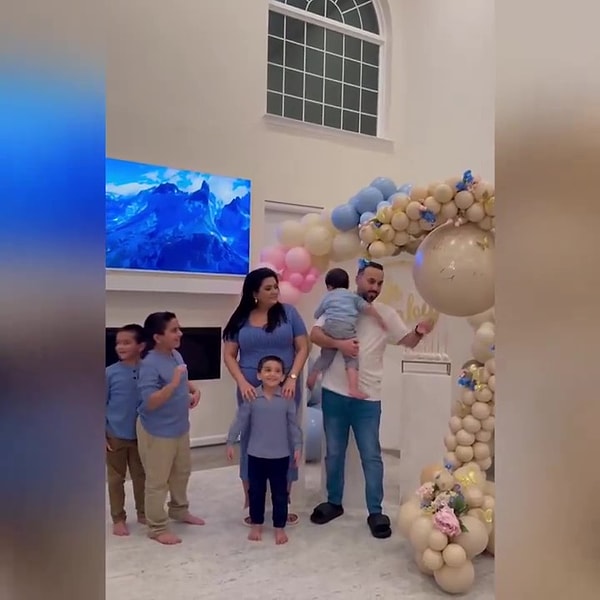 Cinsiyet öğrenme balonunun baba tarafından patlatılması ile de doğacak yeni çocuğun cinsiyetinin de erkek olduğu anlaşılıyor.