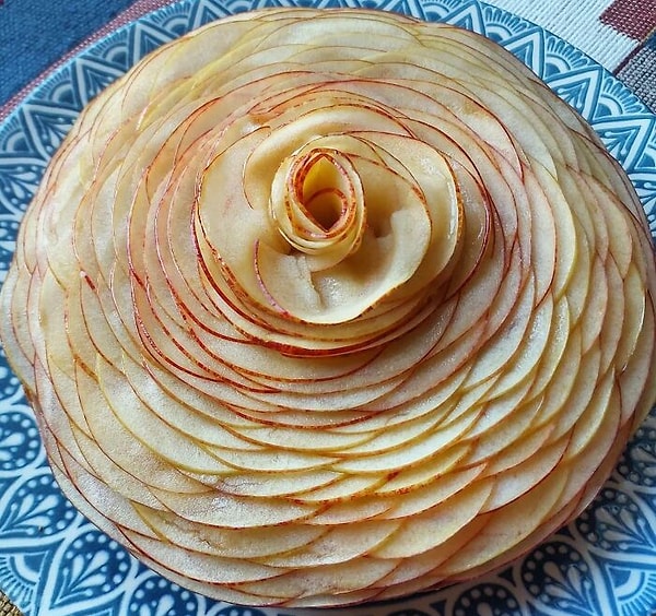 12. Gül gibi dizilmiş elmalı tart