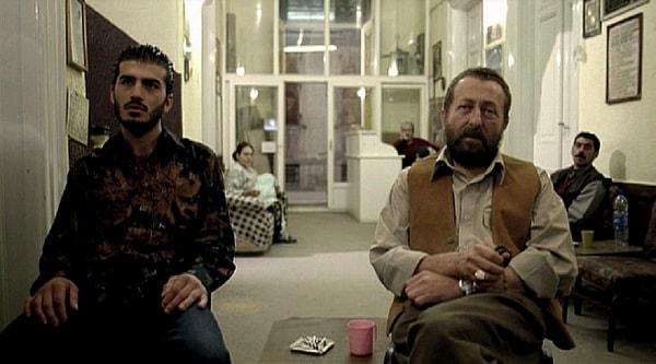 Gündemdeki Demirkubuz ve Nuri Bilge Ceylan küslüğünün önemli noktalarından biri kabul edilen 2006 yılındaki 43. Altın Portakal Film Festivali’nde, 'Kader' en iyi film, 'İklimler' ise en iyi yönetmen ödüllerini almıştı.