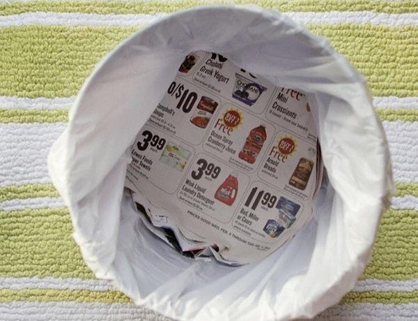 11. Sıvı çöplerinizin sızmaması için mutfak çöp kutunuzun altına gazete koyun.